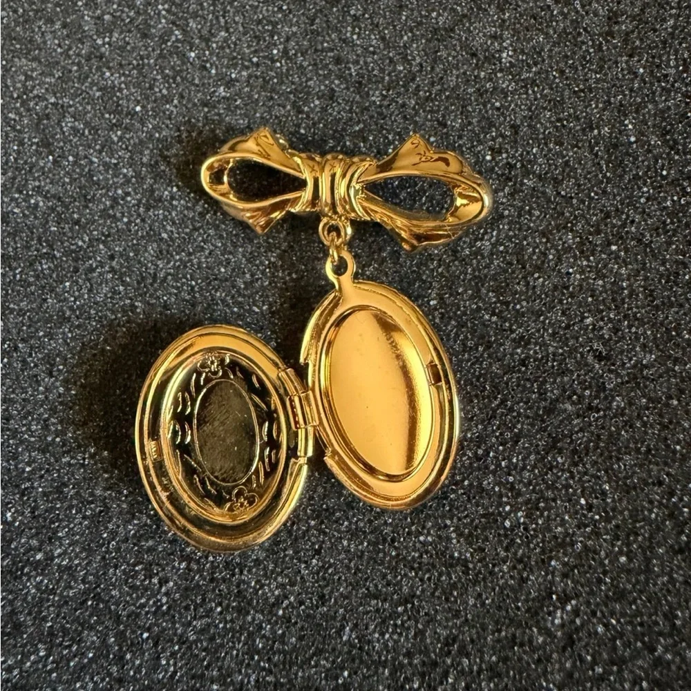 Vintage Monet Gold Tone Locket Brooch/Pin - Picture 3 of 6
